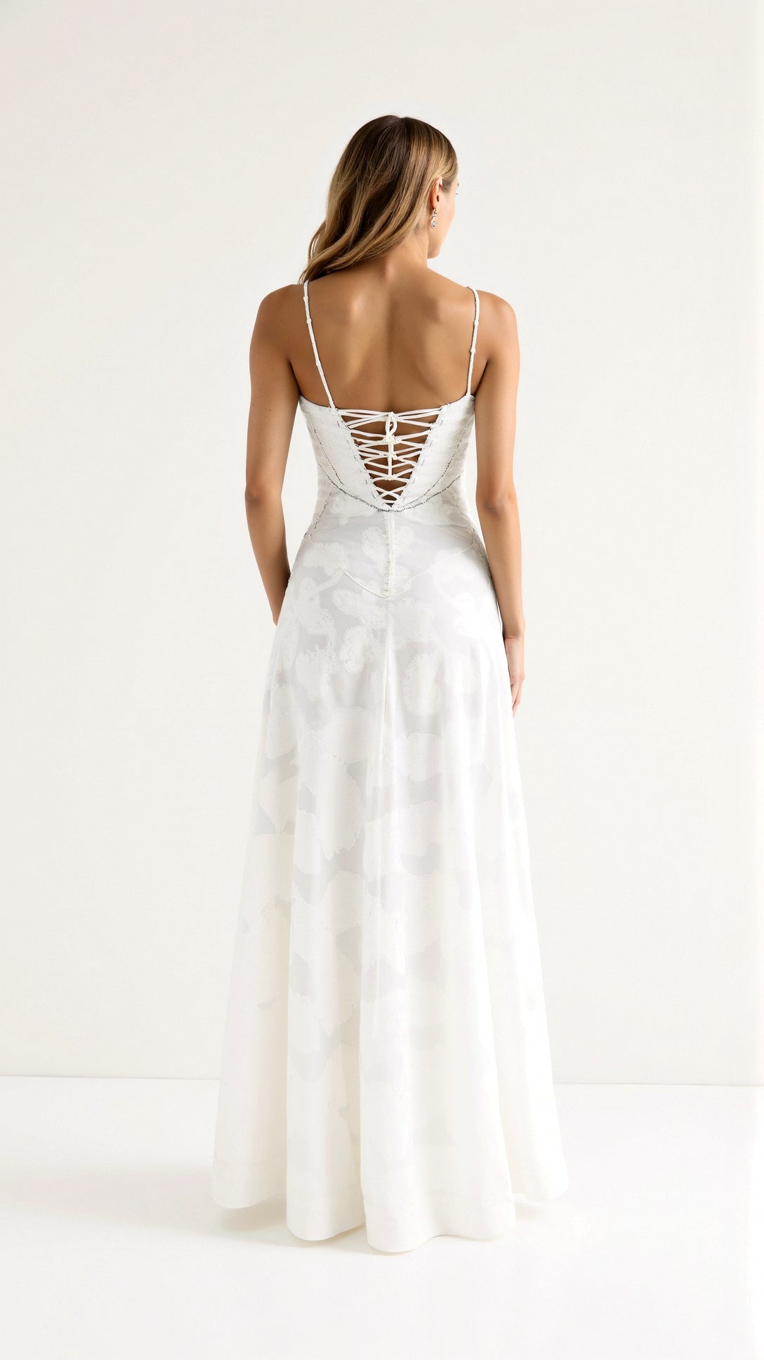 Robe longue fleurie à bretelles fines, coupe évasée, quatre coloris