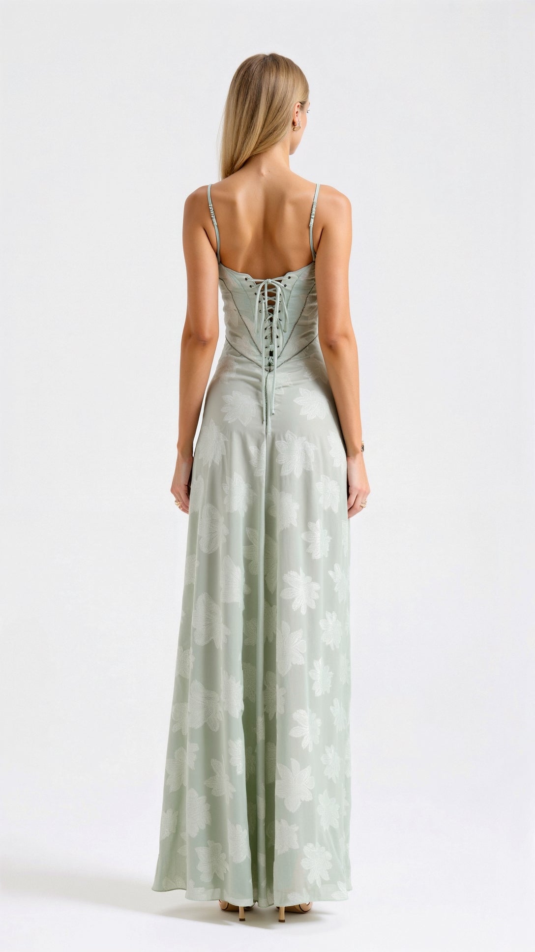 Robe longue fleurie à bretelles fines, coupe évasée, quatre coloris