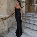 Robe longue en satin noir, dos nu lacé, col droit