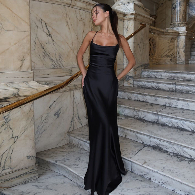 Robe longue en satin noir, dos nu lacé, col droit