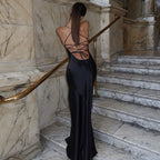 Robe longue en satin noir, dos nu lacé, col droit