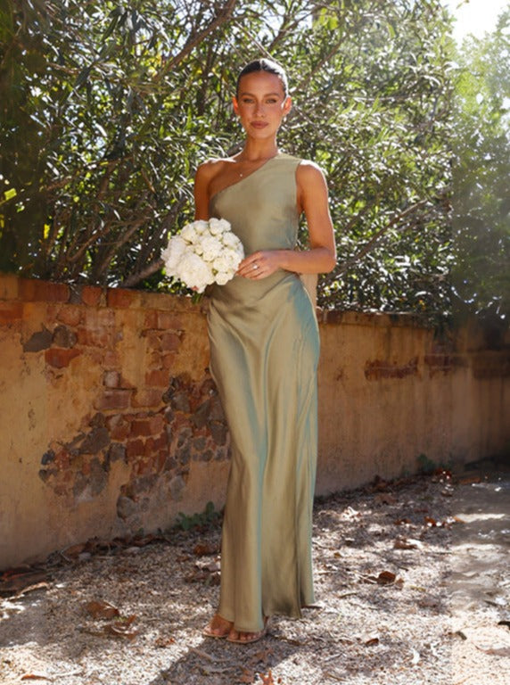 Robe longue verte à fente asymétrique, coupe ajustée