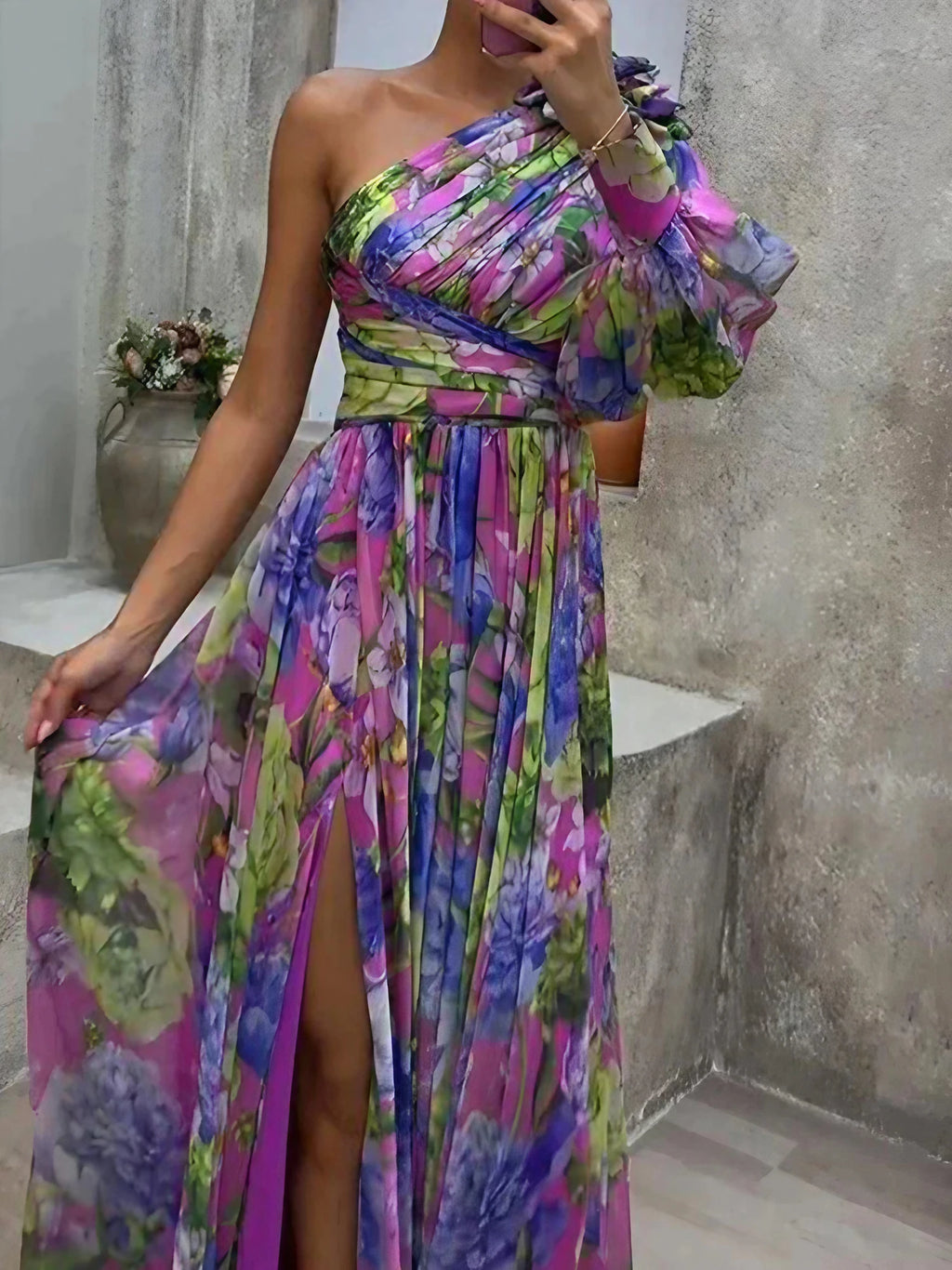 Robe longue asymétrique fendue, une manche, imprimé violet et vert