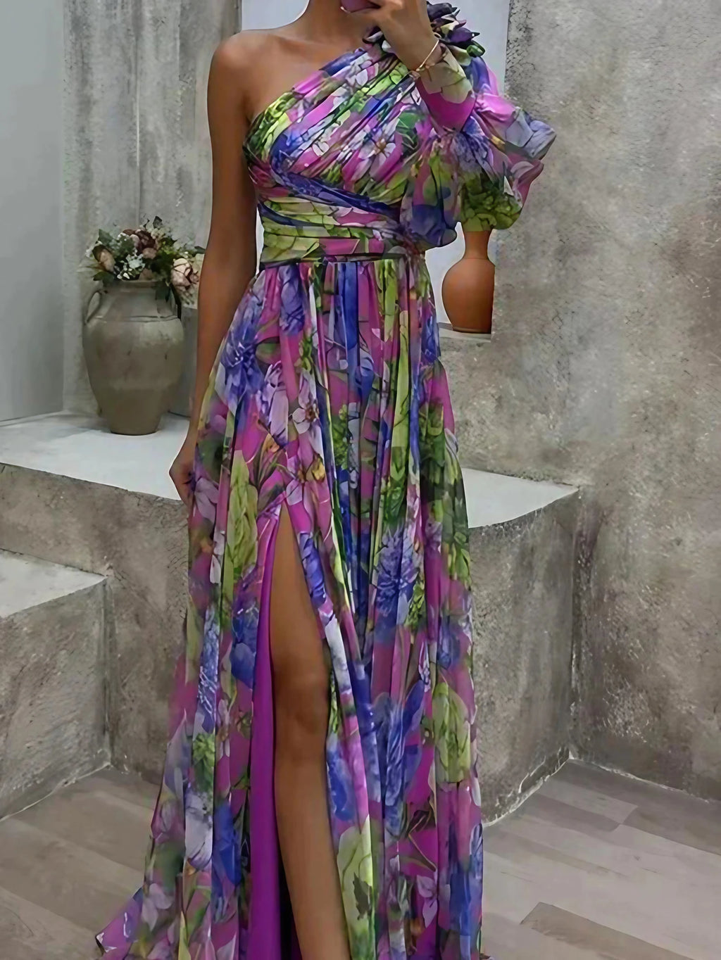 Robe longue asymétrique fendue, une manche, imprimé violet et vert, imprimé violet et vert