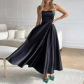 Robe longue évasée à fines bretelles, décolleté carré, noir