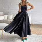 Robe longue évasée à fines bretelles, décolleté carré, noir