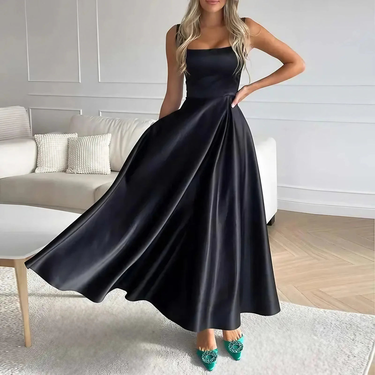 Robe longue évasée à fines bretelles, décolleté carré, noir