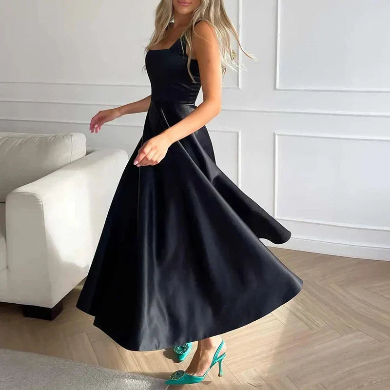 Robe longue évasée à fines bretelles, décolleté carré