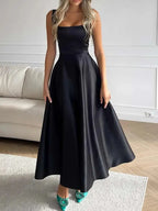 Robe longue évasée à fines bretelles, décolleté carré