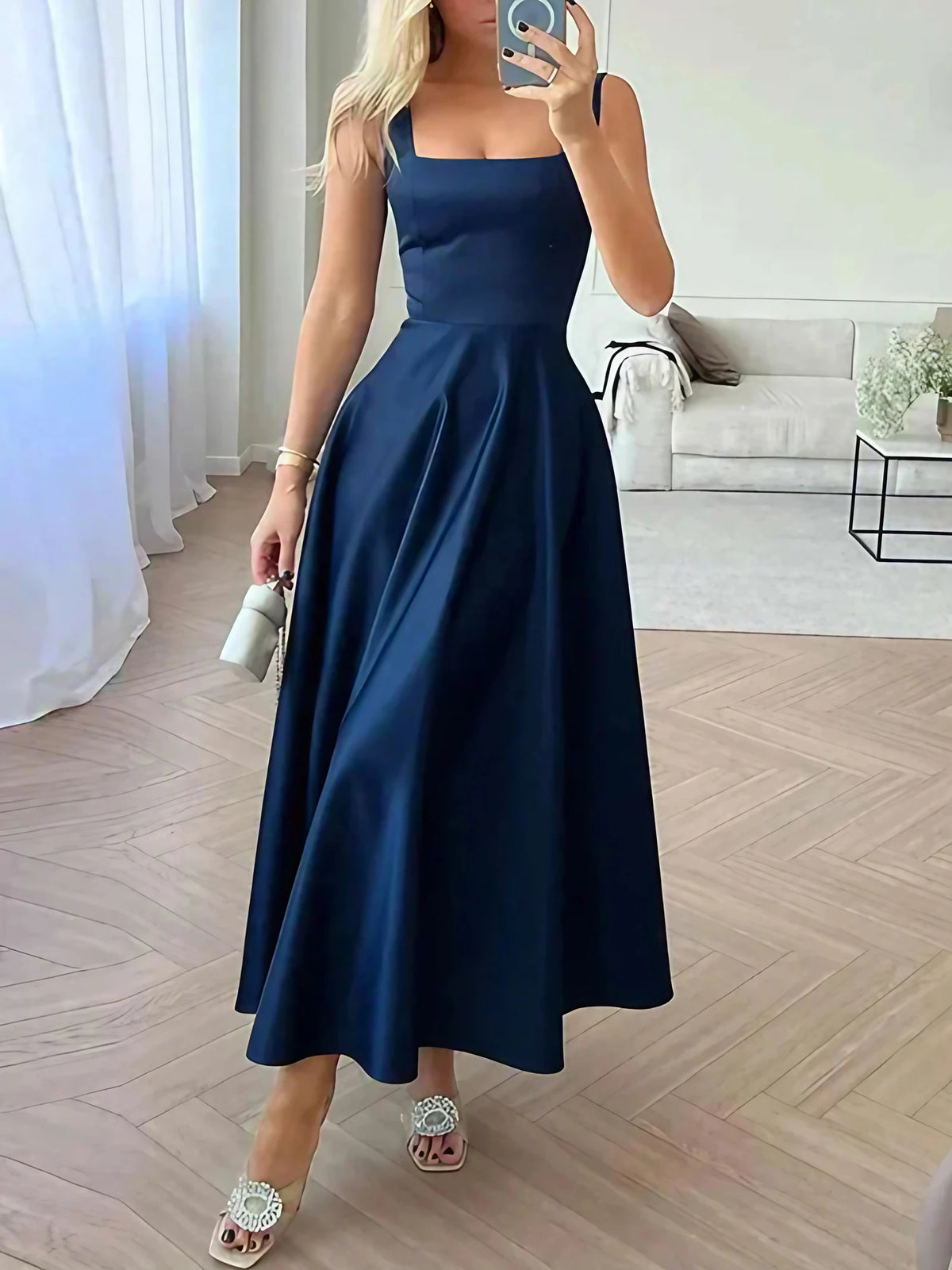 Robe longue évasée à fines bretelles, décolleté carré, bleu