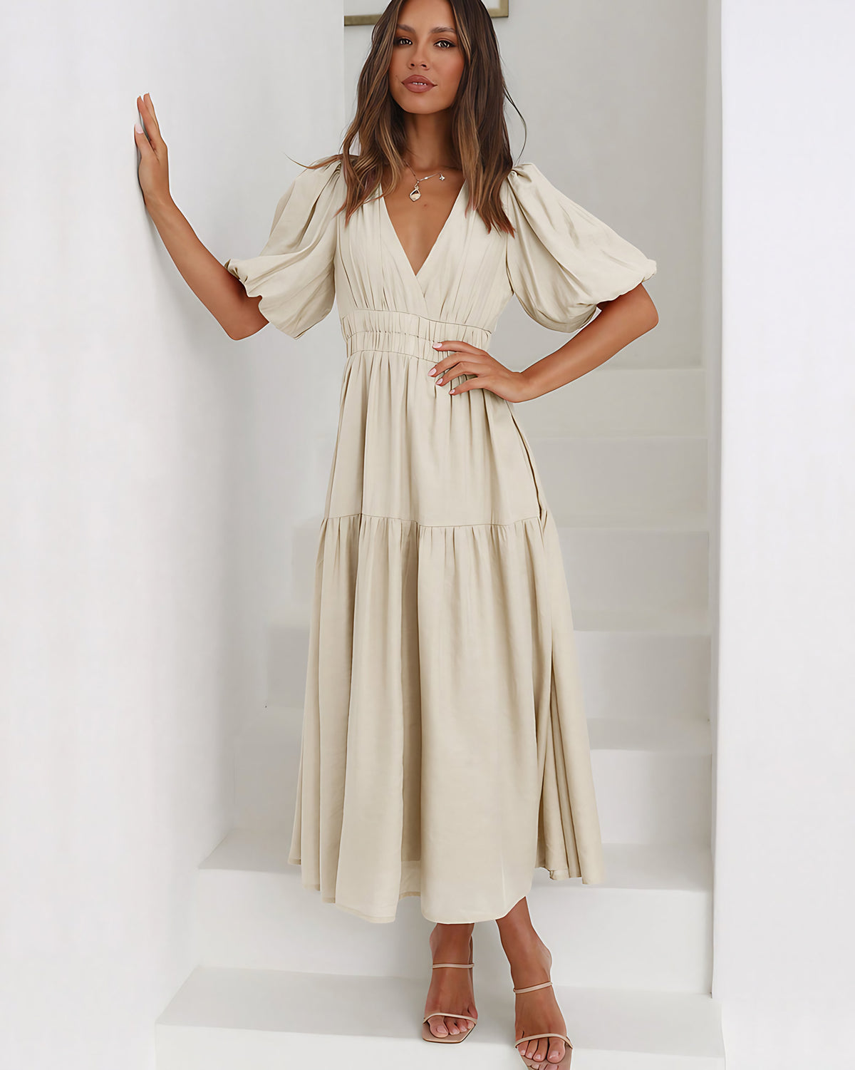 Robe longue évasée col V à manches bouffantes, taille cintrée, crème