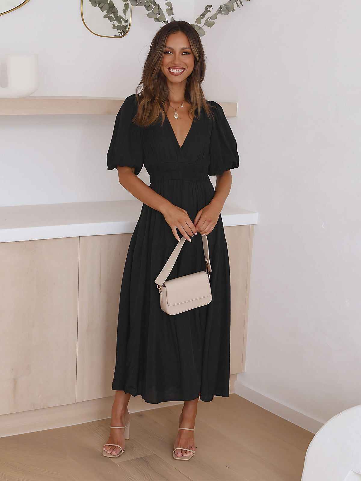 Robe longue évasée col V à manches bouffantes, taille cintrée, noir
