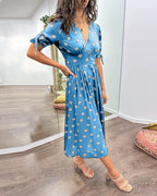 Robe à pois mi-longue, manches nouées et coupe cintrée