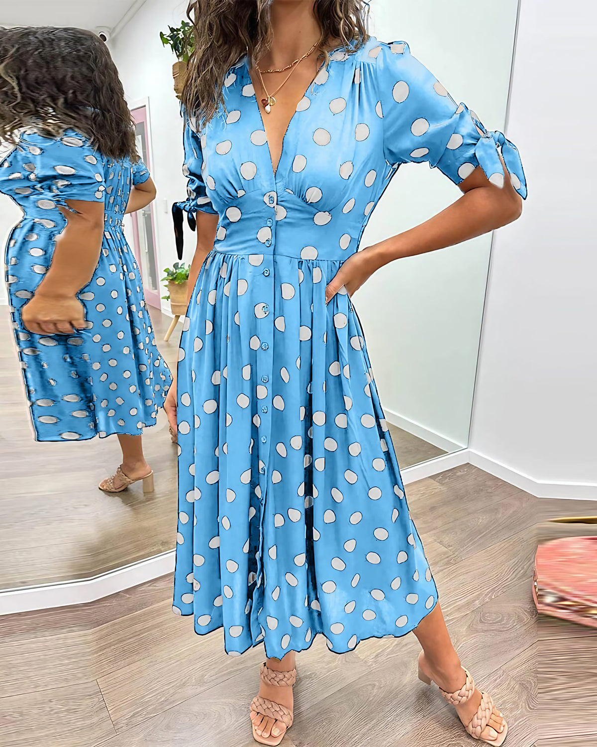 Robe à pois mi-longue, manches nouées et coupe cintrée, bleu clair