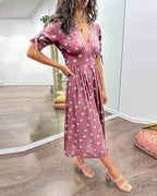 Robe à pois mi-longue, manches nouées et coupe cintrée