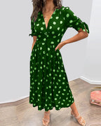 Robe à pois mi-longue, manches nouées et coupe cintrée, vert