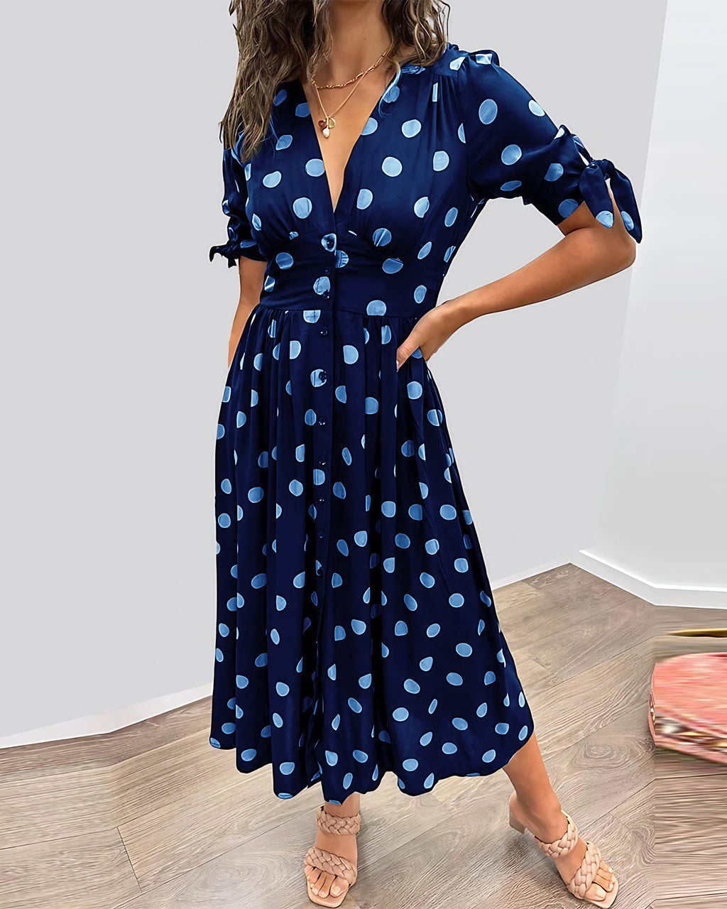 Robe à pois mi-longue, manches nouées et coupe cintrée, bleu
