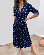 Robe à pois mi-longue, manches nouées et coupe cintrée, bleu