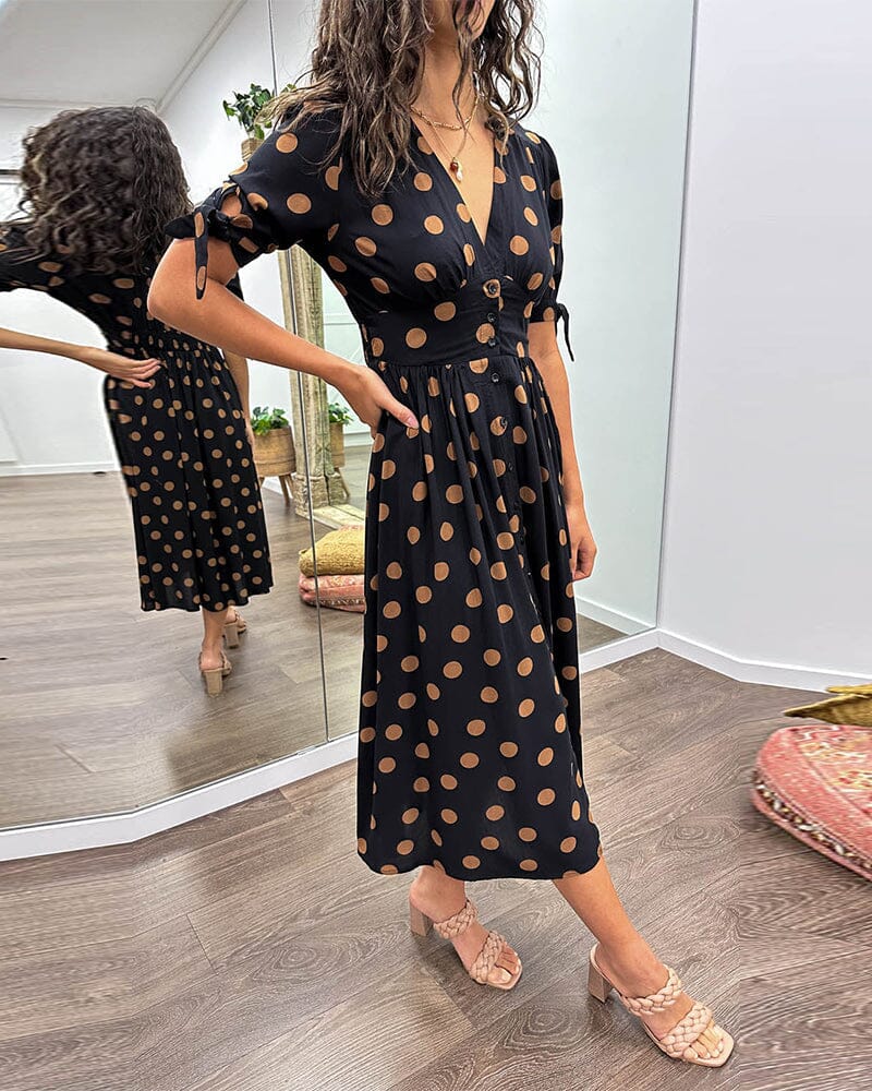 Robe à pois mi-longue, manches nouées et coupe cintrée
