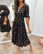 Robe à pois mi-longue, manches nouées et coupe cintrée