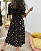 Robe à pois mi-longue, manches nouées et coupe cintrée