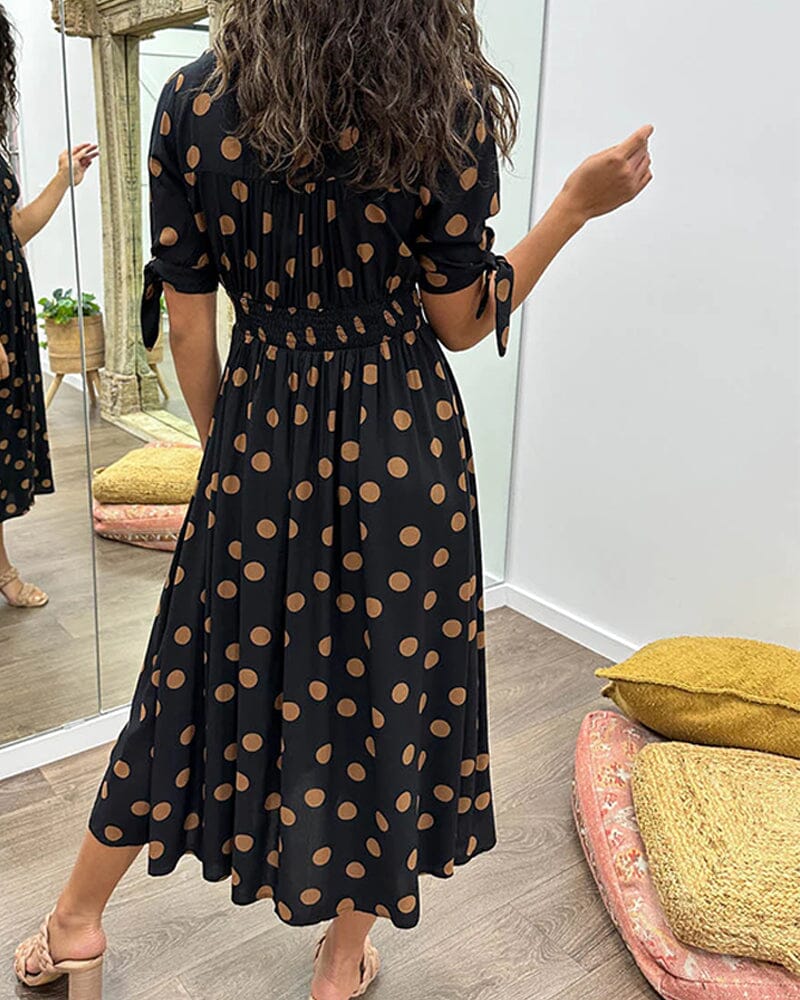 Robe à pois mi-longue, manches nouées et coupe cintrée