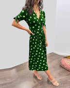 Robe à pois mi-longue, manches nouées et coupe cintrée