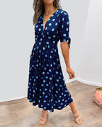 Robe à pois mi-longue, manches nouées et coupe cintrée
