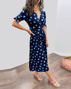 Robe à pois mi-longue, manches nouées et coupe cintrée