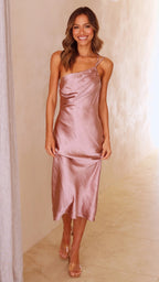 Robe mi-longue cintrée à laçage au dos, jupe évasée