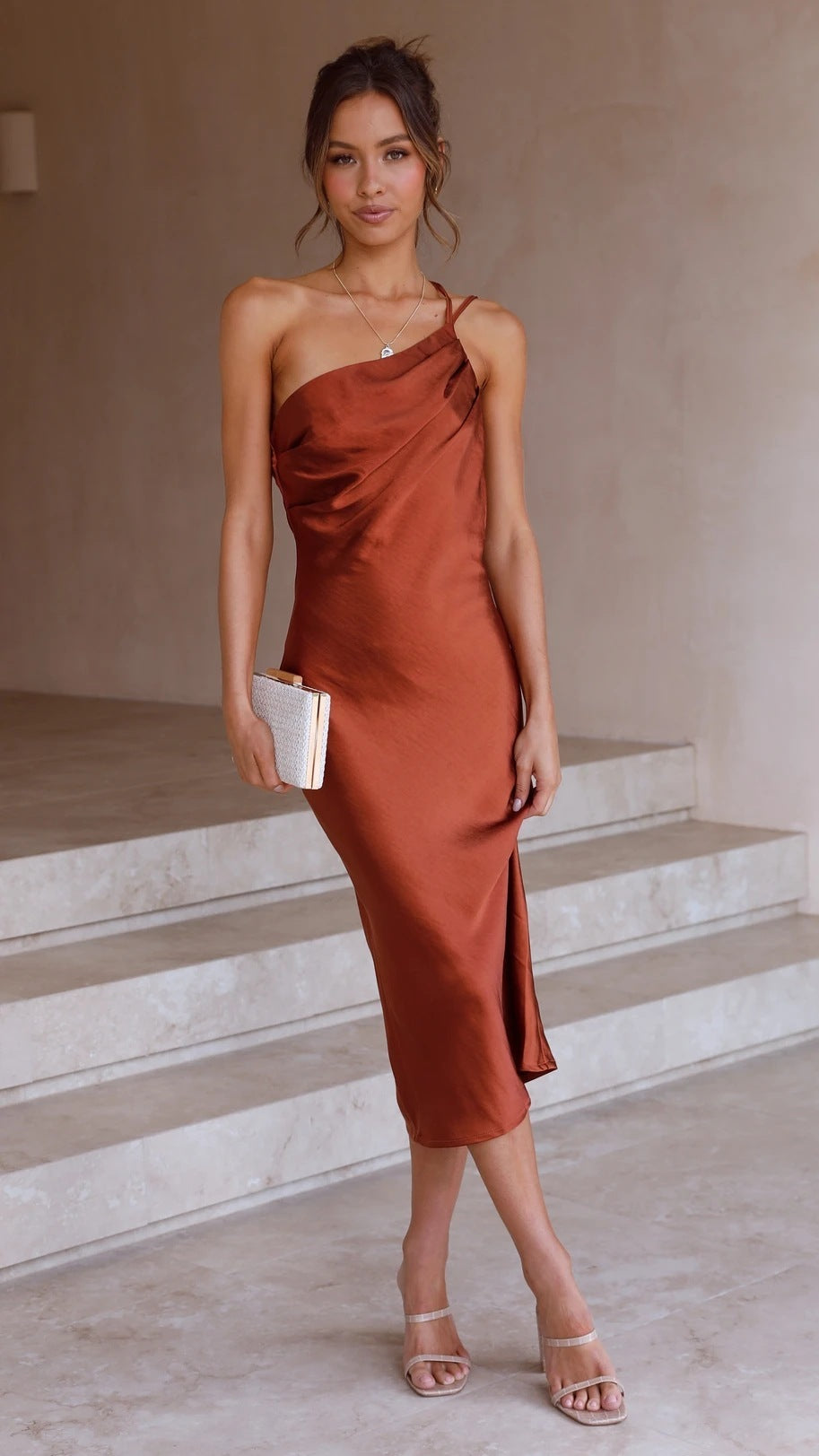 Robe mi-longue cintrée à laçage au dos, jupe évasée