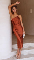 Robe mi-longue cintrée à laçage au dos, jupe évasée