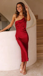 Robe mi-longue cintrée à laçage au dos, jupe évasée, rouge