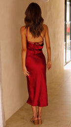 Robe mi-longue cintrée à laçage au dos, jupe évasée