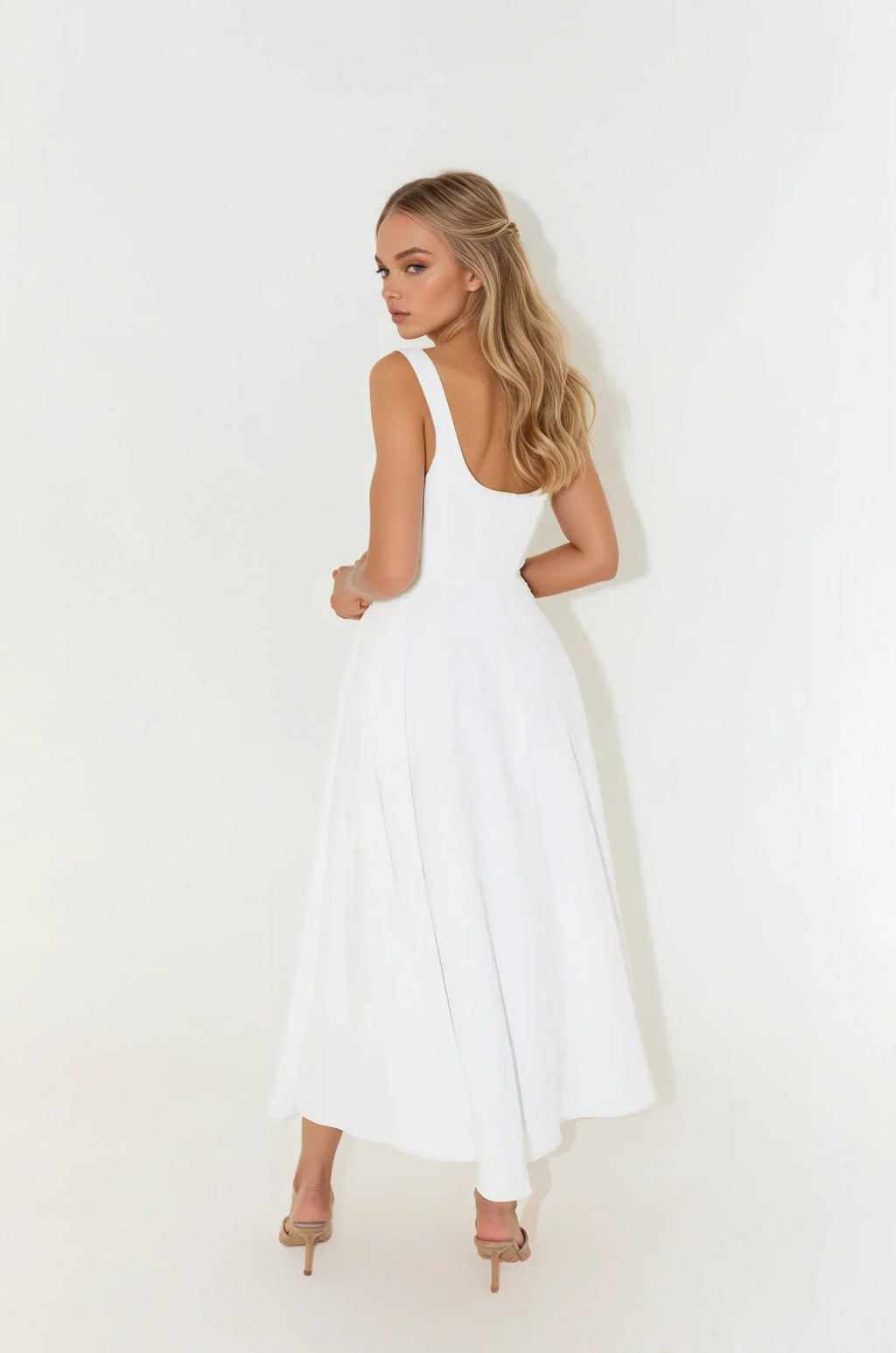 Robe mi-longue à fines bretelles et encolure carrée