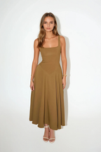 Robe mi-longue à fines bretelles et encolure carrée, camel