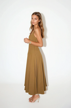 Robe mi-longue à fines bretelles et encolure carrée