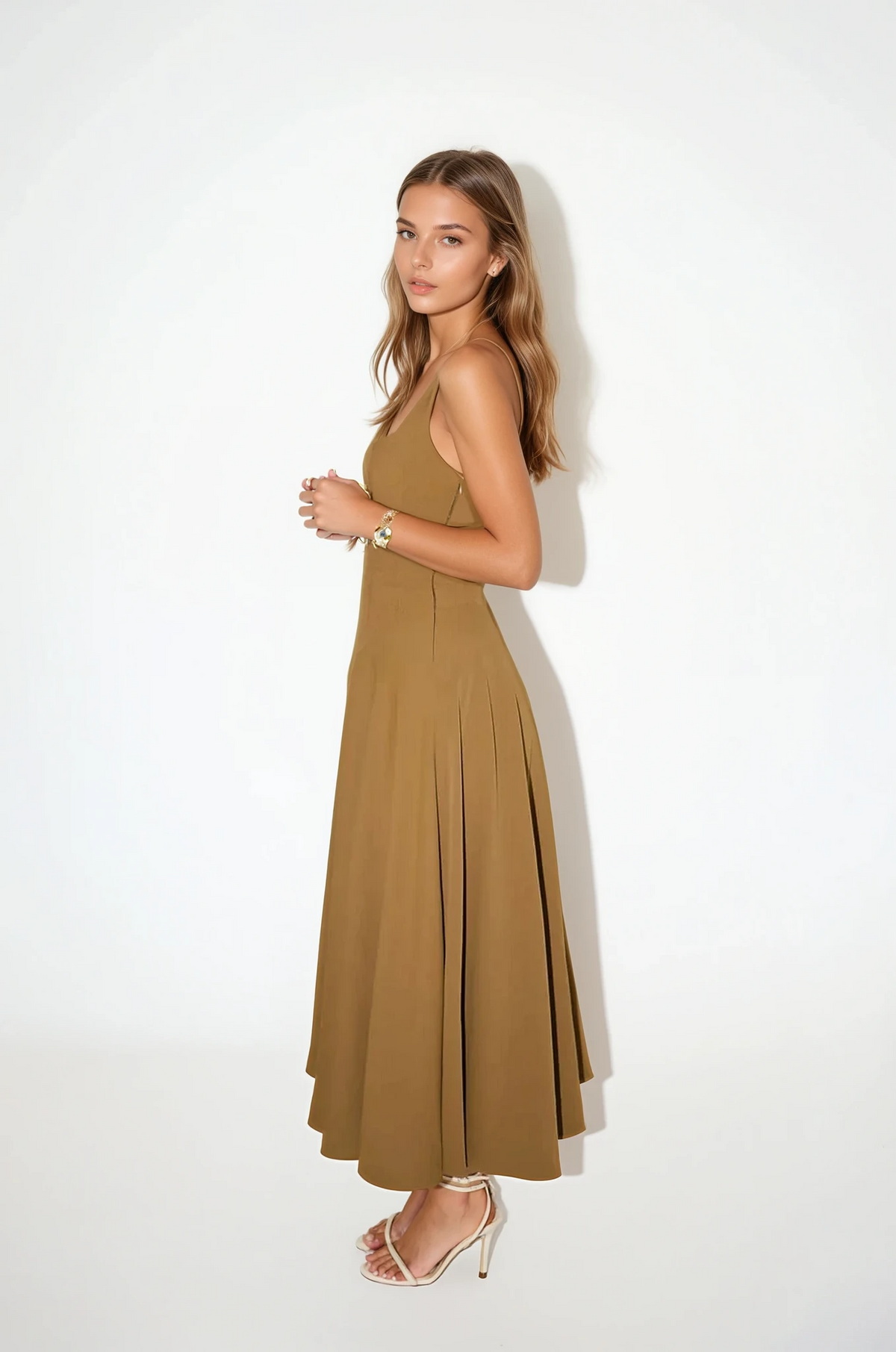 Robe mi-longue à fines bretelles et encolure carrée