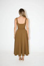 Robe mi-longue à fines bretelles et encolure carrée