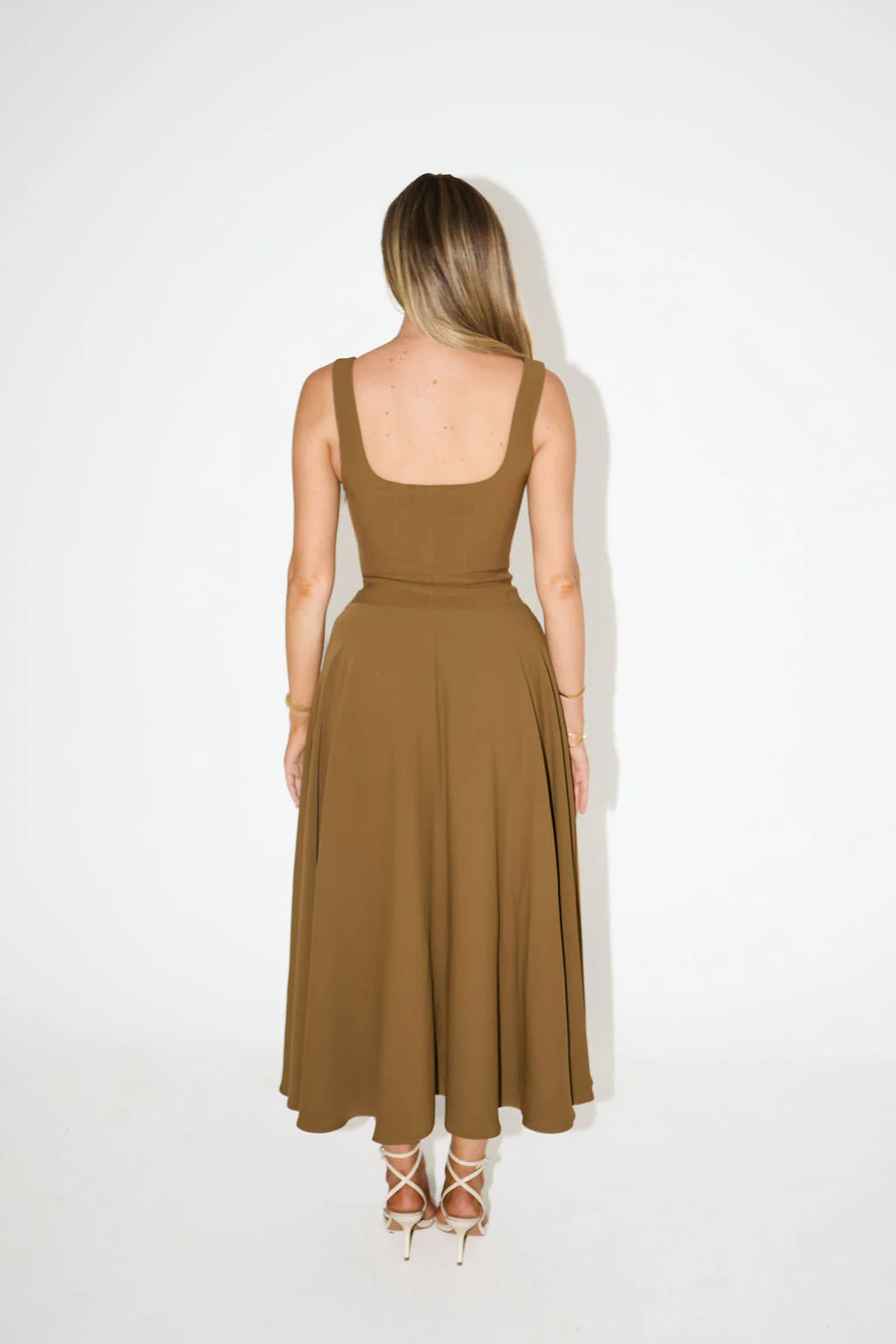 Robe mi-longue à fines bretelles et encolure carrée