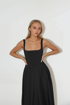 Robe mi-longue à fines bretelles et encolure carrée