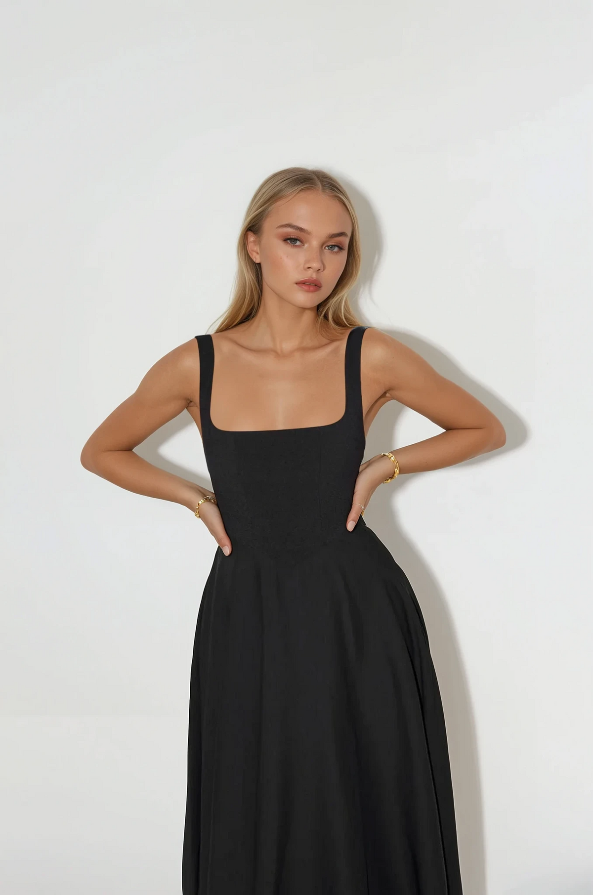 Robe mi-longue à fines bretelles et encolure carrée