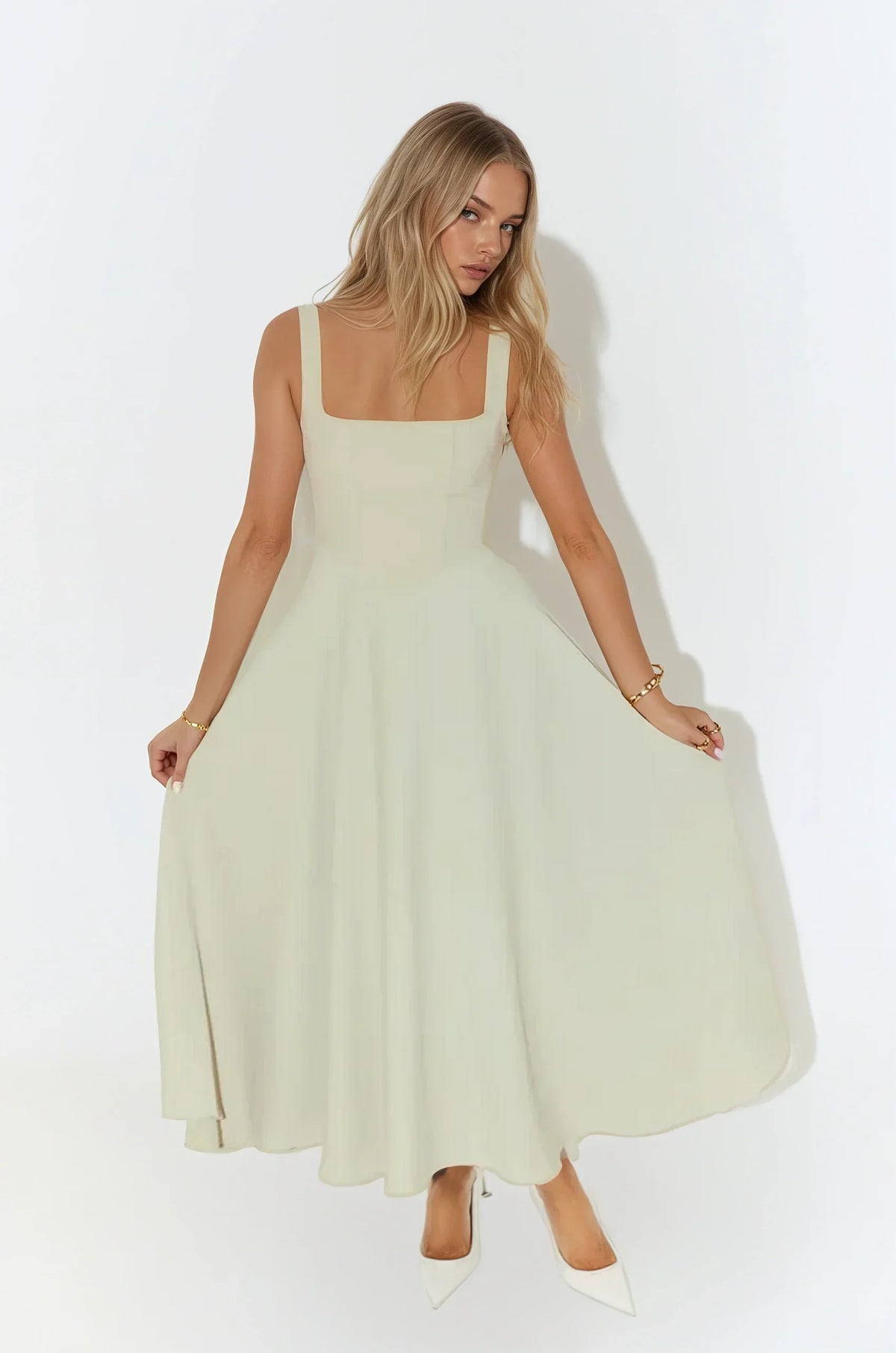 Robe mi-longue à fines bretelles et encolure carrée, vert matcha