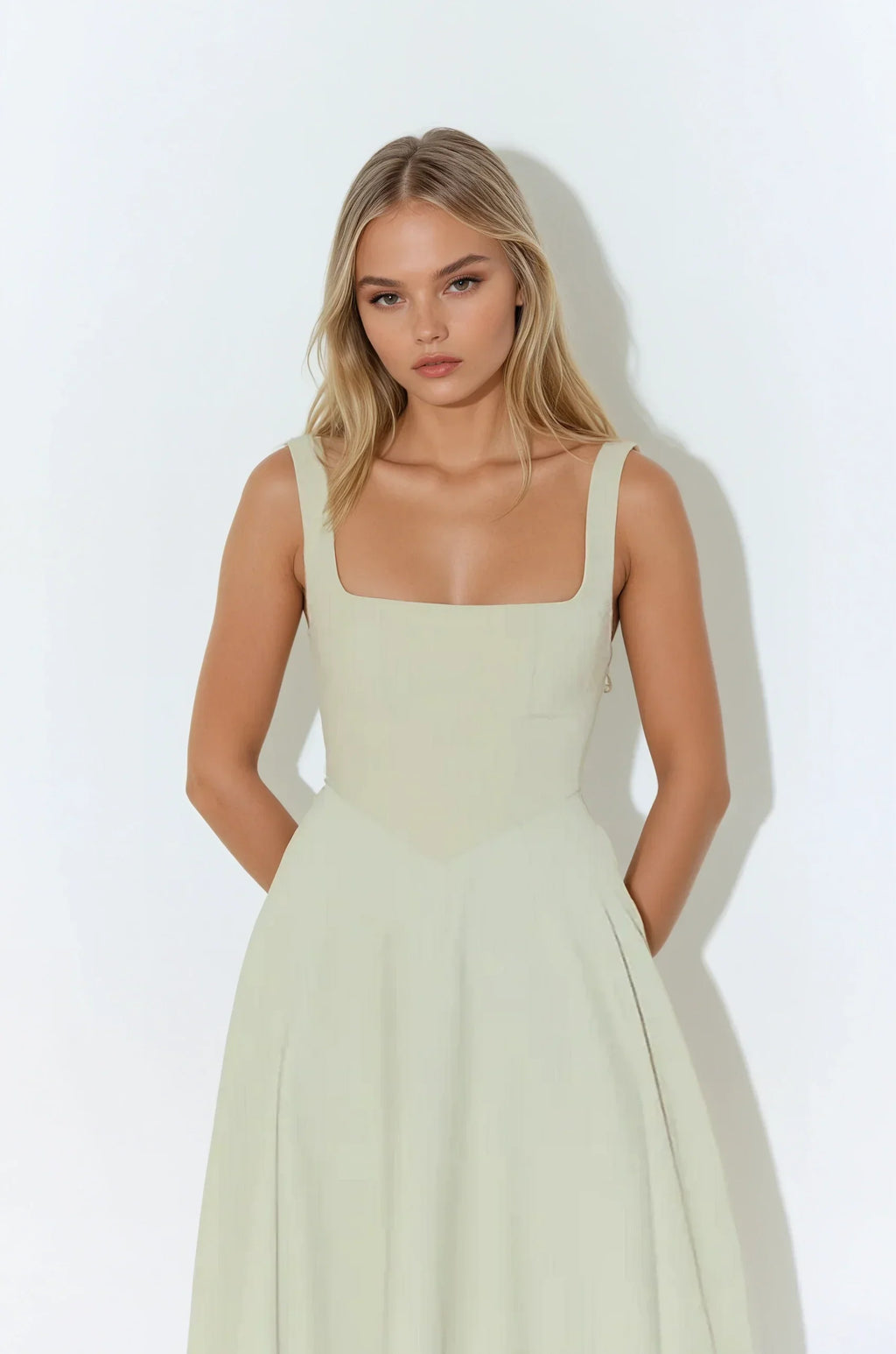 Robe mi-longue à fines bretelles et encolure carrée