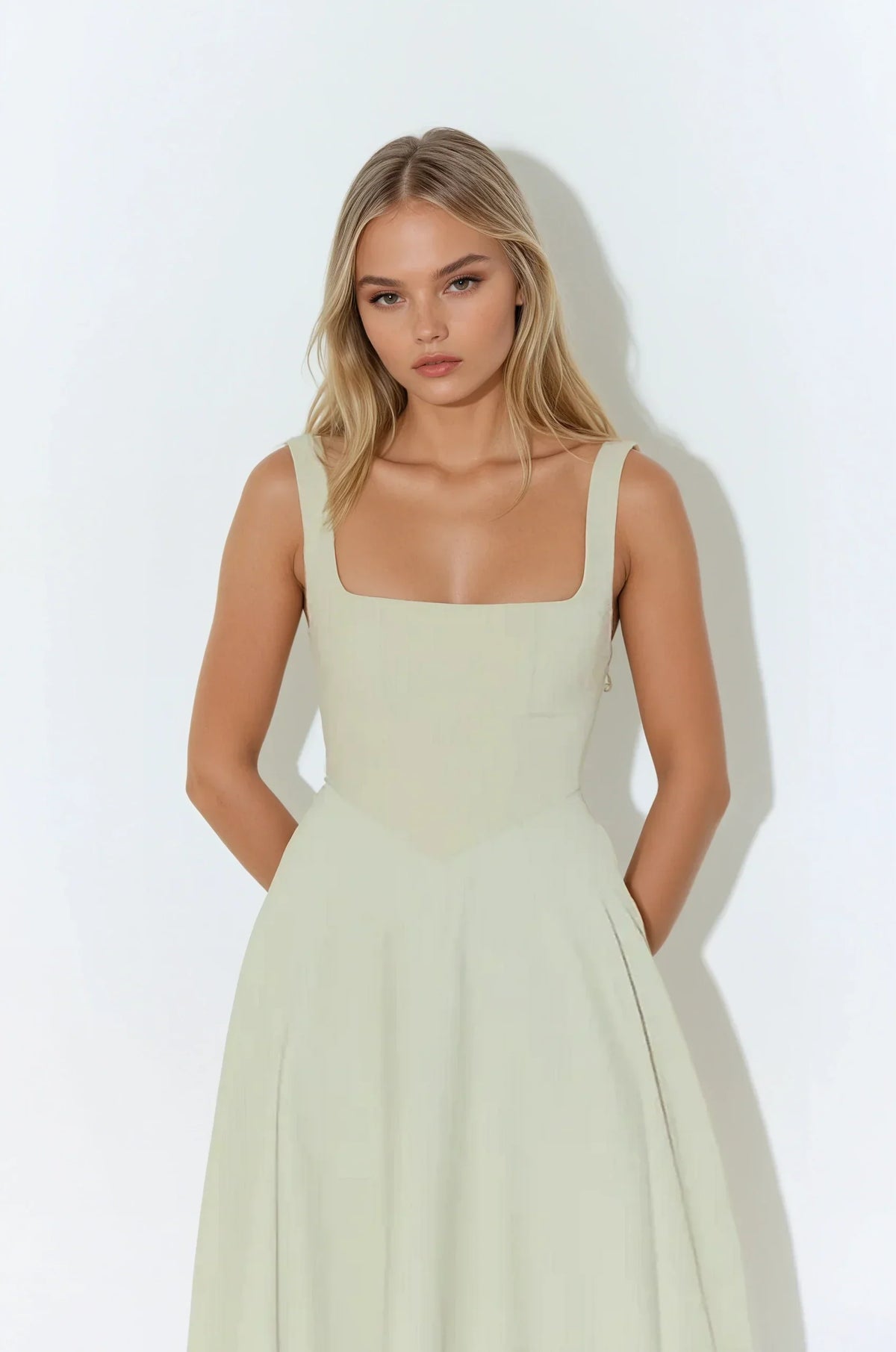 Robe mi-longue à fines bretelles et encolure carrée
