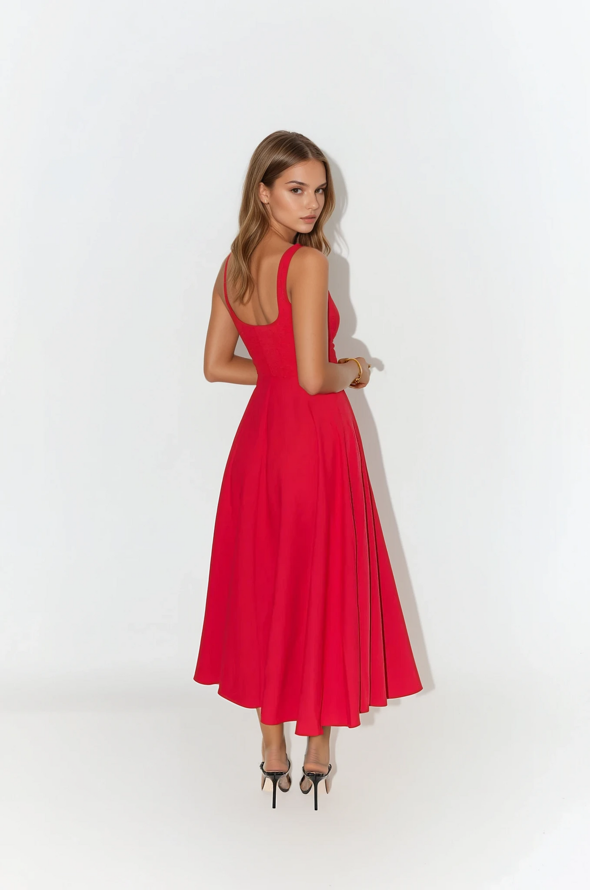 Robe mi-longue à fines bretelles et encolure carrée