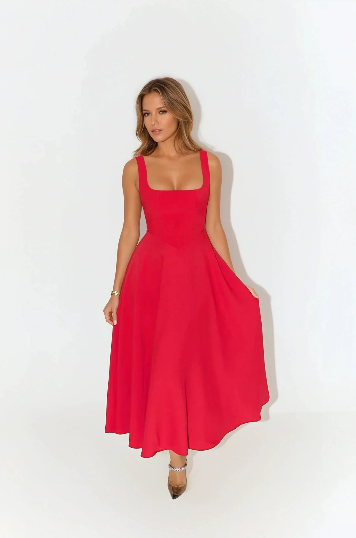 Robe mi-longue à fines bretelles et encolure carrée