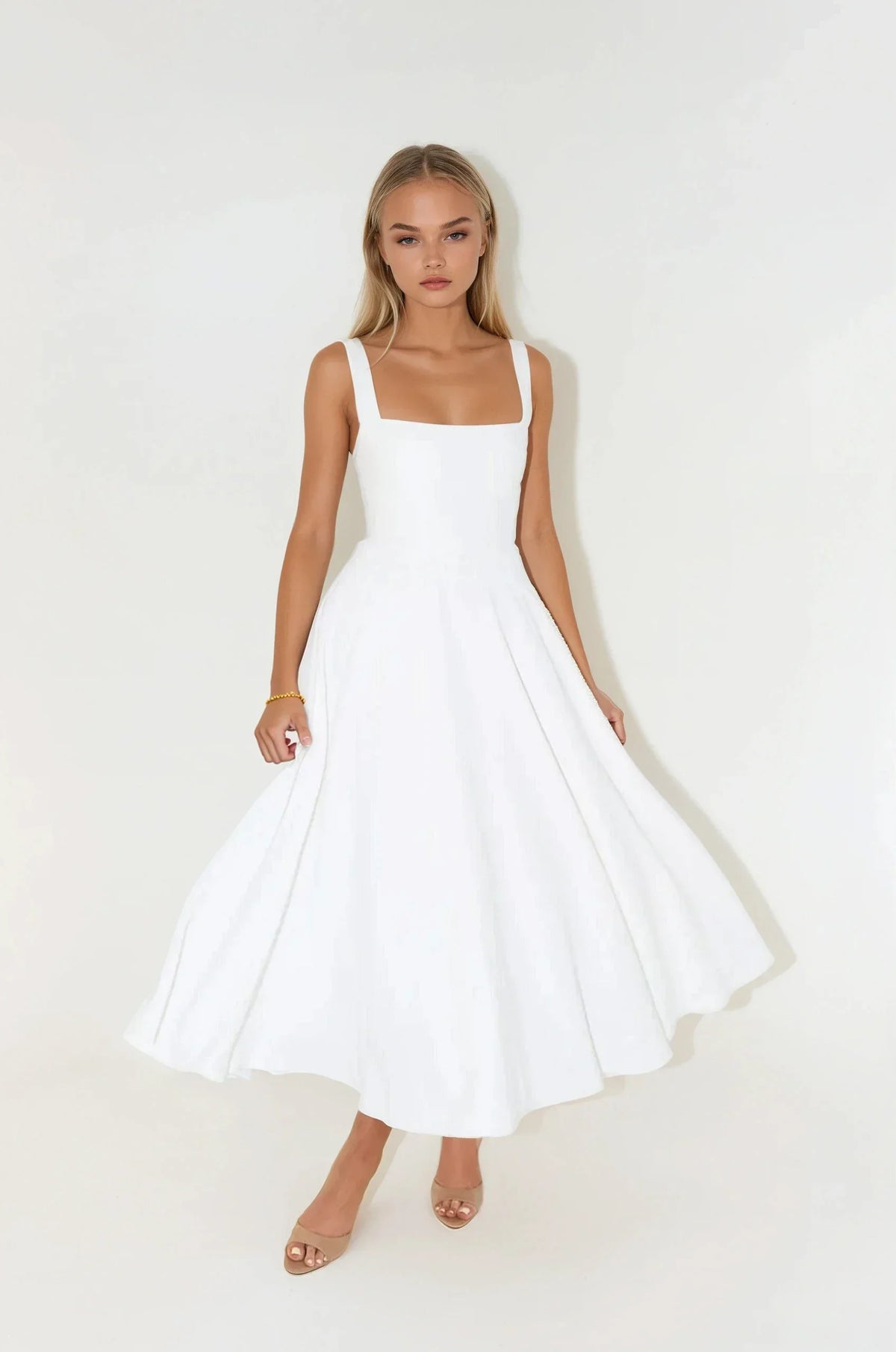 Robe mi-longue à fines bretelles et encolure carrée, blanc