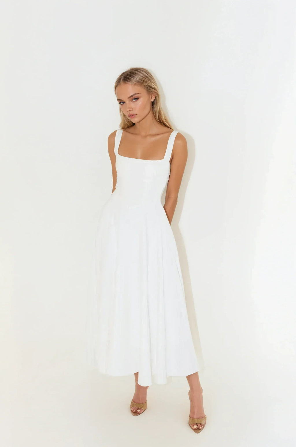Robe mi-longue à fines bretelles et encolure carrée