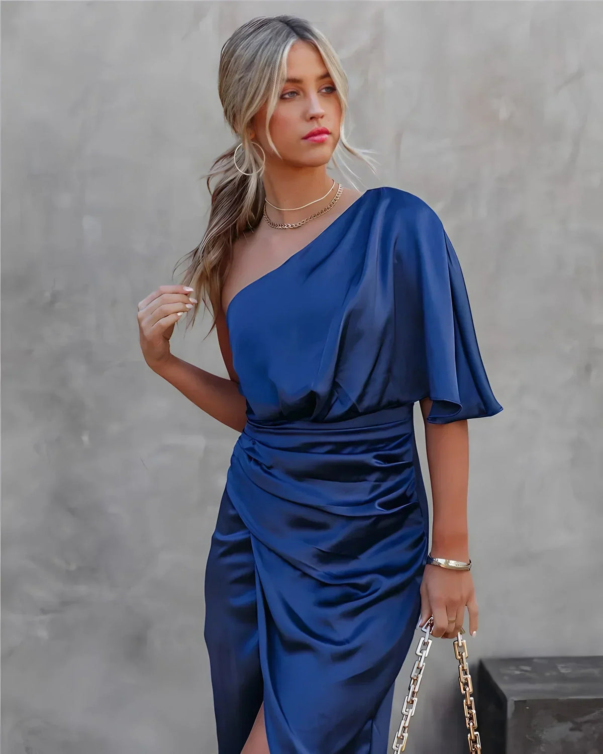 Robe midi asymétrique une épaule, drapée, avec fente, bleu